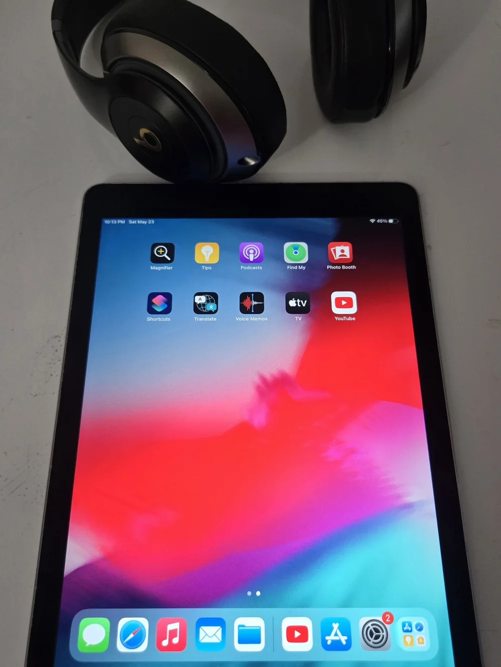 Apple iPad Air 2 64GB Unlucked Wifi & Bests By Dre Studio 2 Wirless Back